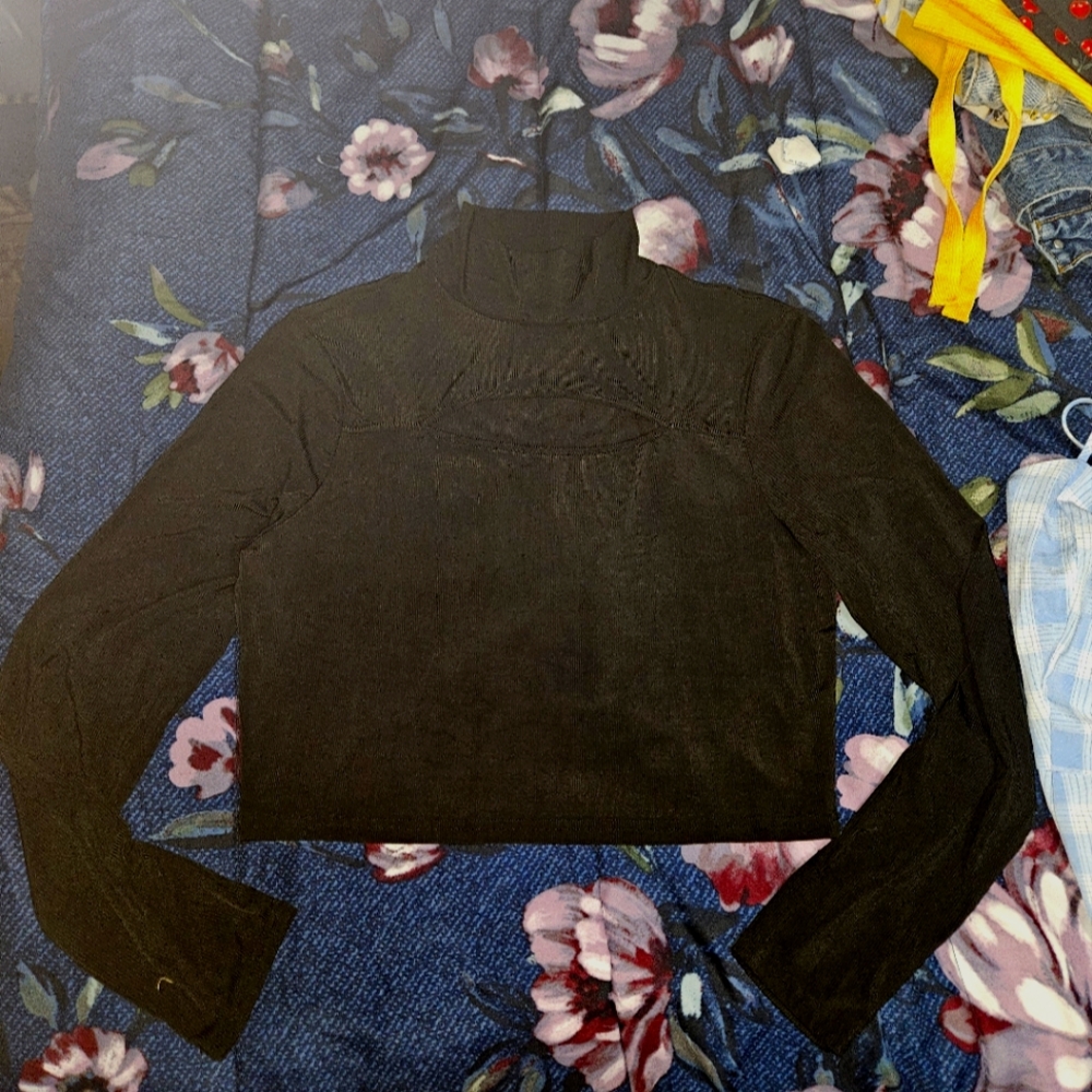 XL Women's Long Steeve Top with Peekaboo Slit